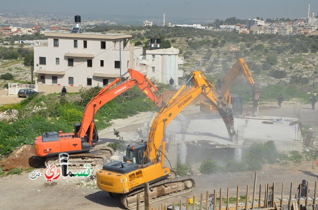 فيديو: قوات كبيرة ومُدججة بالدبابات والصواريخ تهدم اساسات بيت الشيخ غازي عيسى بحجة البناء في ارض المنهال ...